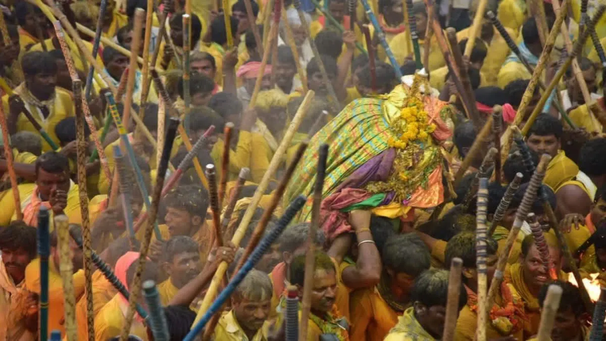 దేవరగట్టు బన్ని ఉత్సవంలో ఉద్రిక్తతలు.. కర్రల సమరంలో 60 మందికి గాయాలు!