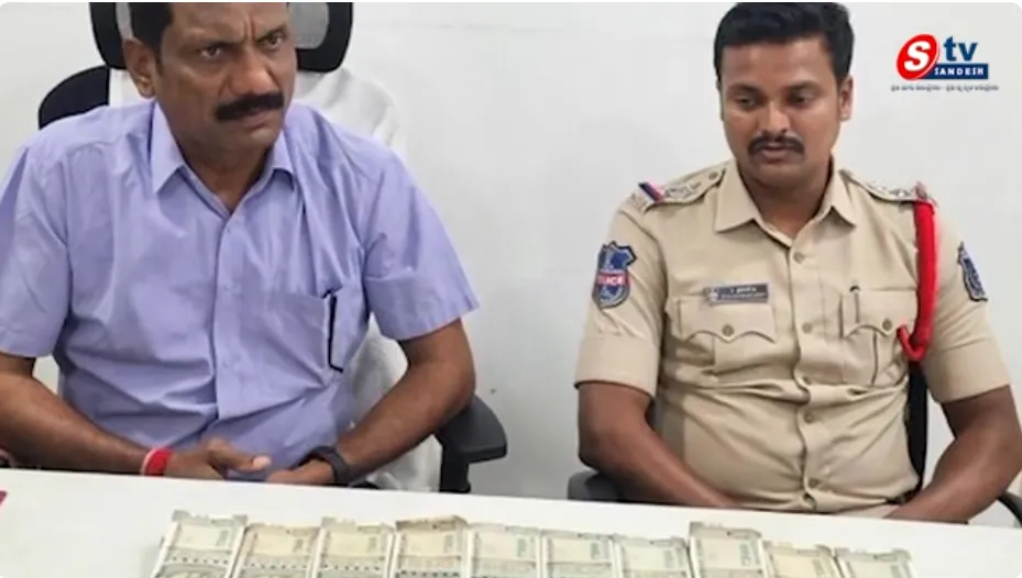 కీసర సీఐ, ఎస్ఐలపై ఏసీబీ చర్యలు: పోలీస్ స్టేషన్ ఎదుట టపాసులు కాల్చి సంబరాలు